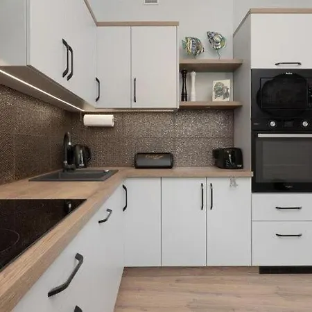 Spacious Apartment,summer Swimming Pool,