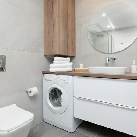 Spacious Apartment,summer Swimming Pool, Apartamento *