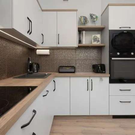 Spacious Apartment,summer Swimming Pool, Apartamento *